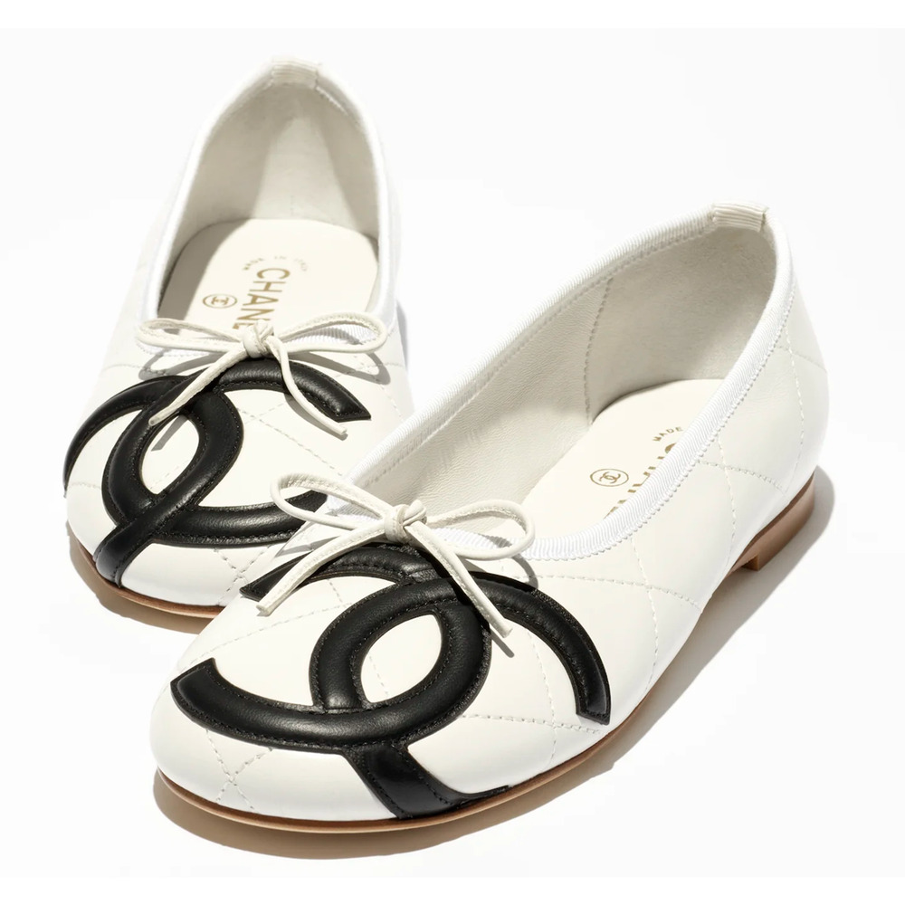 Chanel 26M Coco Beach Cambon White Black CC XL Logo Ballet Ballerina Flat 39